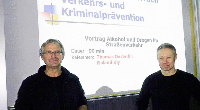 Die Polizeibeamten Thomas sterlin und...r die Wirkung von Alkohol und Drogen.   | Foto: Privat