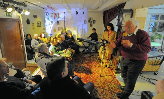 In Aktion bei der &#8222;Talkshow Hasl...org-Kreisler-Lieder singt (von links).  | Foto: Bamberger