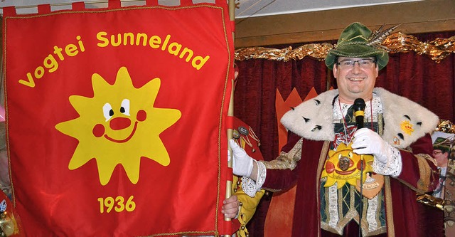 Hrus Lutz berreicht als Geschenk eine neue Sunneland-Fahne  | Foto: Berger
