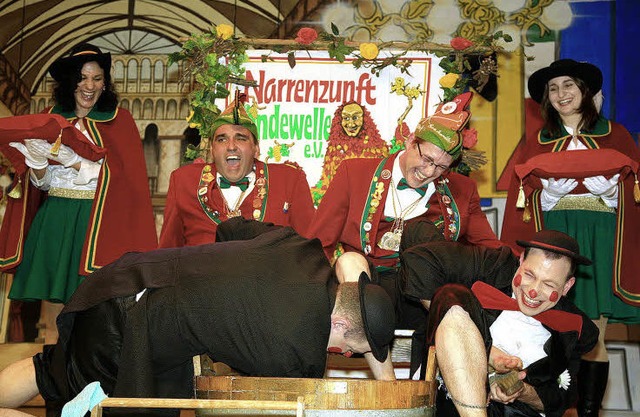 Ulrich Grolle und Bernhard Schwarz bei der zweiten Fuwaschung in Altdorf.   | Foto: Sandra Decoux-Kone