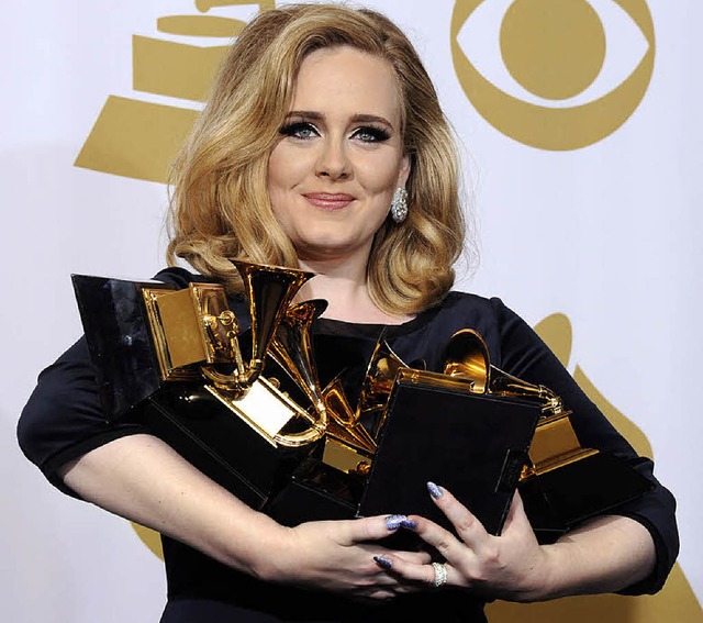 Die Arme voller Grammophone: Adele   | Foto: dpa