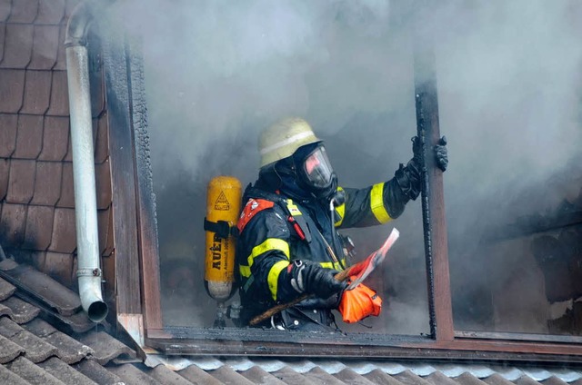 Als die Feuerwehr am brennenden Haus i...chstuhl bereits lichterloh in Flammen.  | Foto: Gerhard Walser