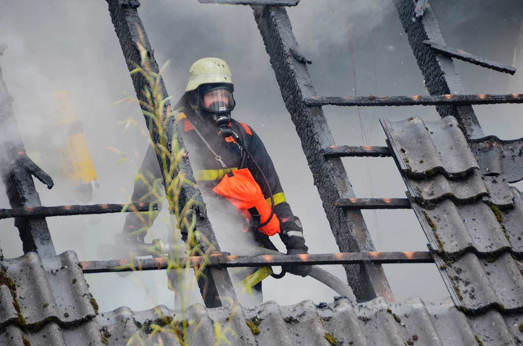Beim Brand eines Hauses in Windenreute ist eine 71 Jahre alte Frau gestorben. Als die Feuerwehr eintraf, stand der Dachstuhl des Fachwerkhauses lichterloh in Flammen.