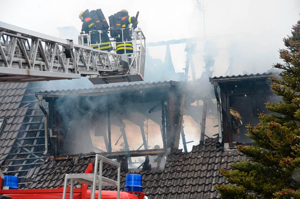 Beim Brand eines Hauses in Windenreute ist eine 71 Jahre alte Frau gestorben. Als die Feuerwehr eintraf, stand der Dachstuhl des Fachwerkhauses lichterloh in Flammen.
