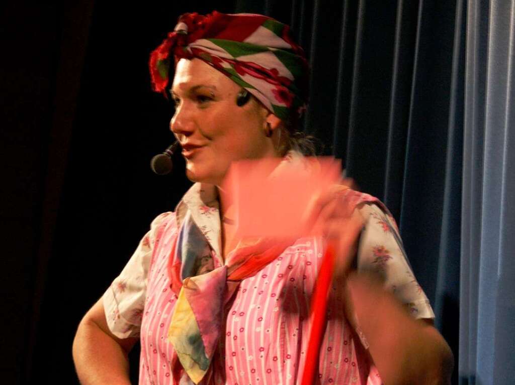 Ramona Briem fhrte als Putzfrau Trudel durchs Programm.