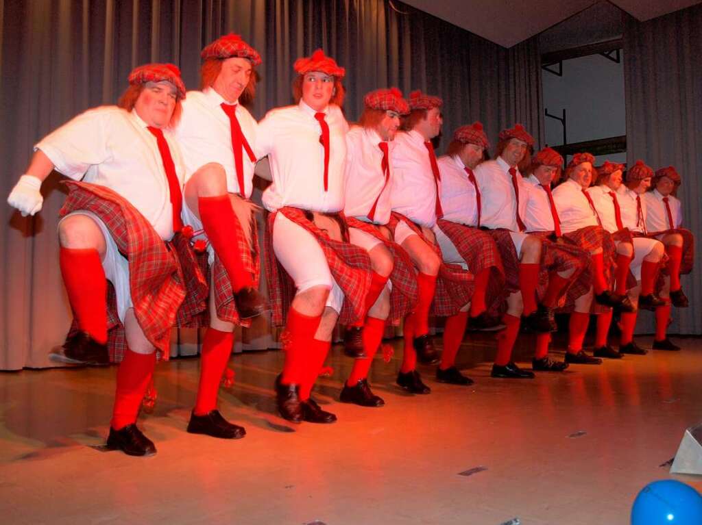 Sasbachs Musikermnner zeigen als Schotten viel Bein und mehr bei der Rhinschnogparade.