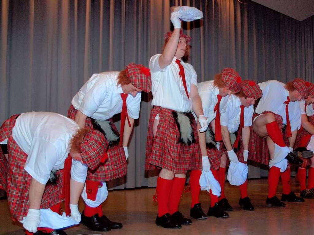 Sasbachs Musikermnner zeigen als Schotten viel Bein und lassen bei der Rhinschnogparade die Hschen fallen.