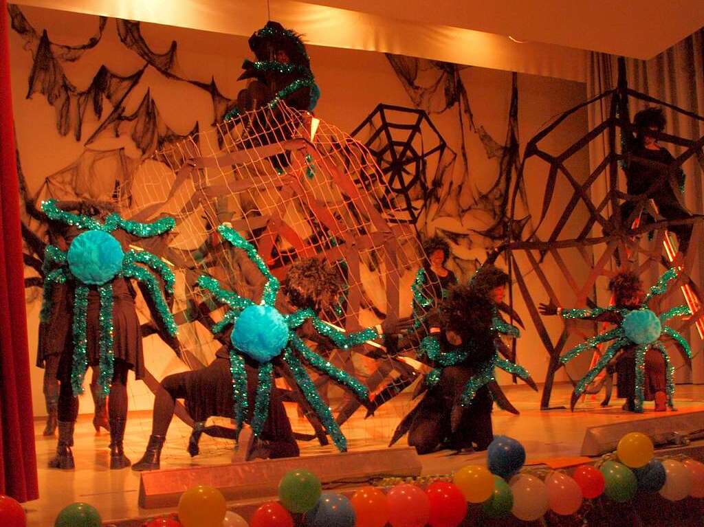 Die Frauen  des Gesang- und Musikvereins tanzten als Spinnen ber die Bhne der Sasbacher Limburghalle.