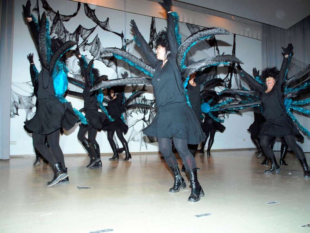 Die Frauen  des Gesang- und Musikvereins tanzten als Spinnen ber die Bhne der Sasbacher Limburghalle.