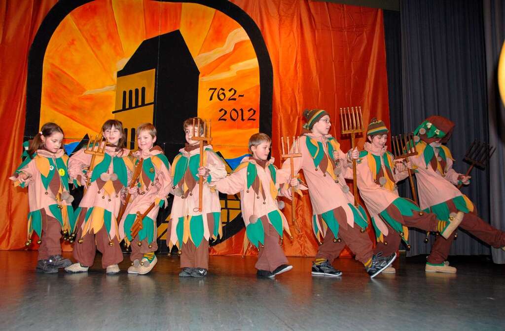 Kinderfasnet in Forchheim: Acht kleine Schell-Mi beim Schell-Mi-Tanz.
