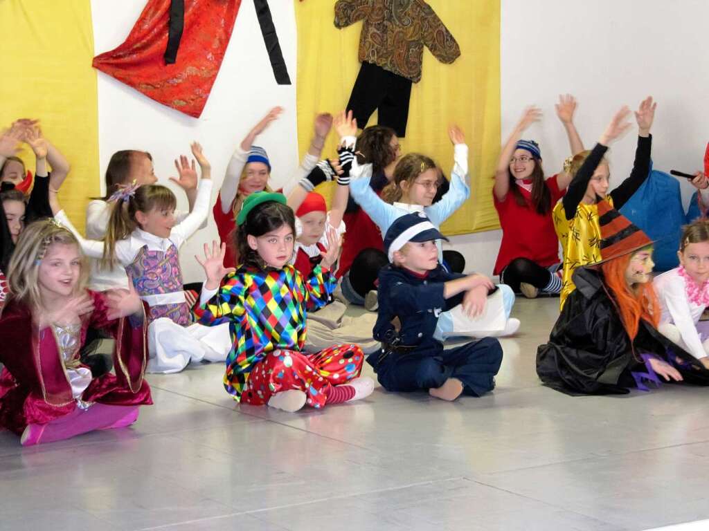 Kinderfasnet in Amoltern: Ein buntes Bild boten die verschiedenen Tanzgruppen bei der Kinderfasnet der Schtraschwaddler.