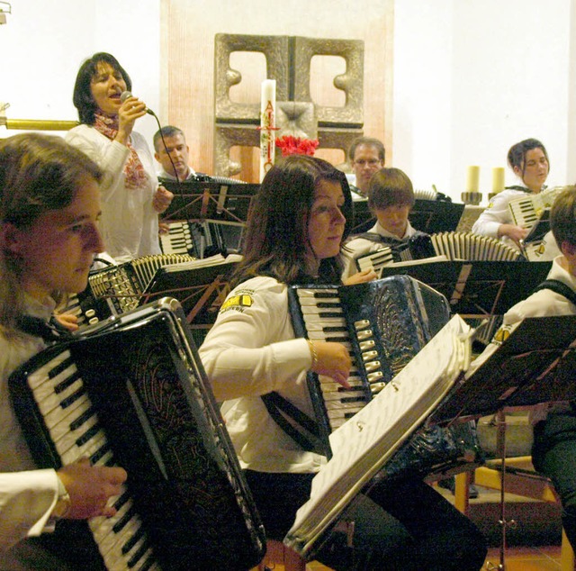 Untersttzt wurde das Harmonika Orches...nter anderem durch Sngerin Heidi Katz  | Foto: Karin Stckl-Steinebrunner