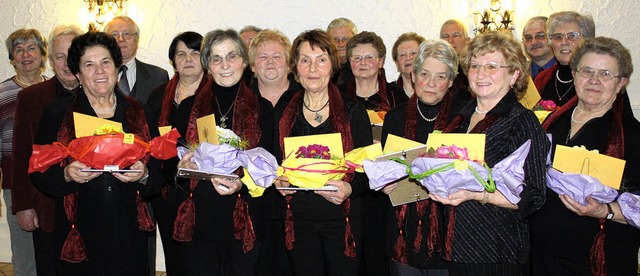Ehrungen fr Grndungsmitglieder gab e...lumsabend des Bahlinger Frauenchors.   | Foto: Christiane Franz