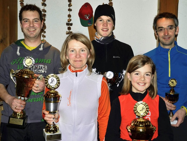 Pokale und Preise erhielten die frisch...bach (Vereinsmeister im Skispringen).   | Foto: Markus Straub