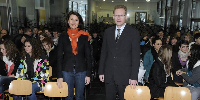 Die Bundestagsabgeordneten Rita Schwar...hntklssler der Realschule Sthlingen.  | Foto: Dietmar Noeske