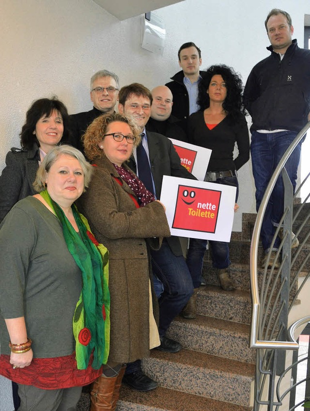 Gruppenbild mit Logo:   Stadtverwaltun...r Aktion  &#8222;Nette Toilette&quot;.  | Foto: Heike Lemm