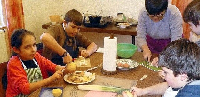 Gemsesuppen und Fastnachtskchle standen auf dem Kochplan des Nachmittags.   | Foto: Franz Hilger