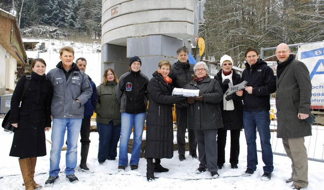 Vorstandsmitglieder und Mitarbeiter de...r das neue Katzenhaus beim Tierheim..   | Foto: Thomas Loisl Mink