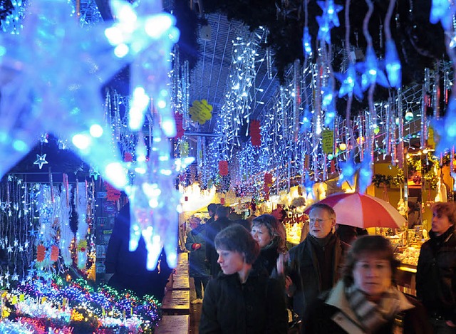 Tourismusmagnet zieht auch Japaner an:  der Straburger Weihnachtsmarkt  | Foto: dpa