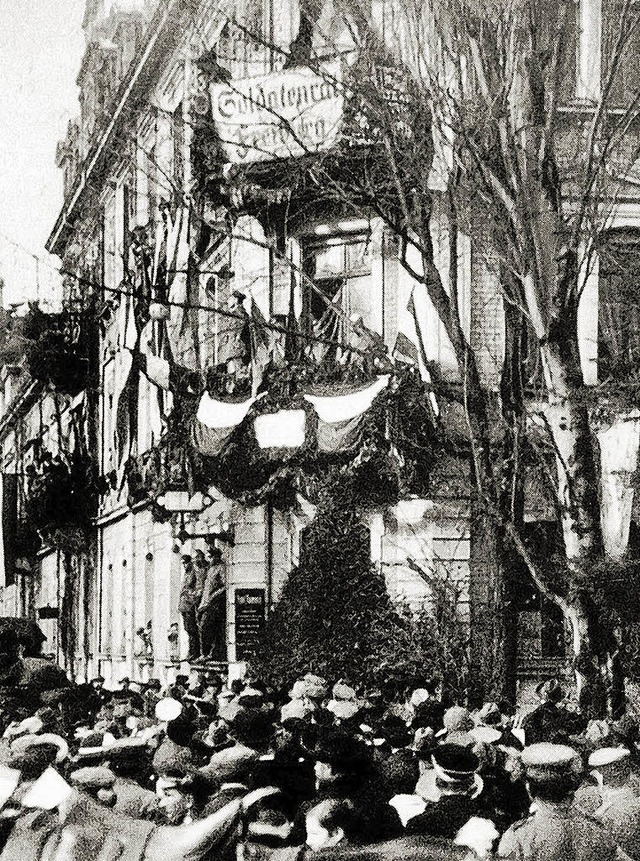 Vor dem Sitz des Freiburger Soldatenrates im Jahr 1918  | Foto: Buch