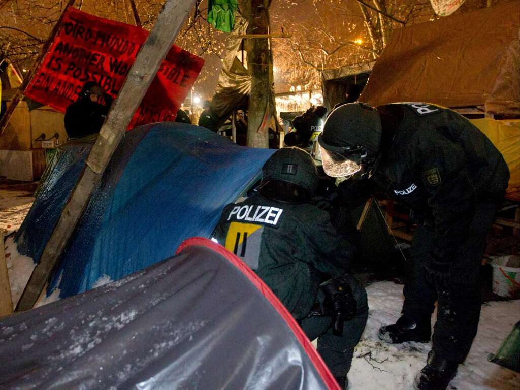 Polizisten sprechen mit Campern im Park