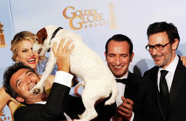 Das Filmteam von &#8222;The Artist&#8220; hat viel Spa mit Uggie.   | Foto: afp