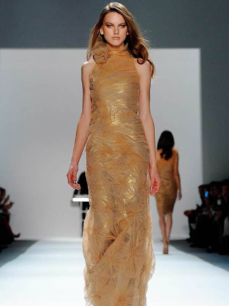 Ganz in Gold gewickelt: Kleid von Carlos Miele