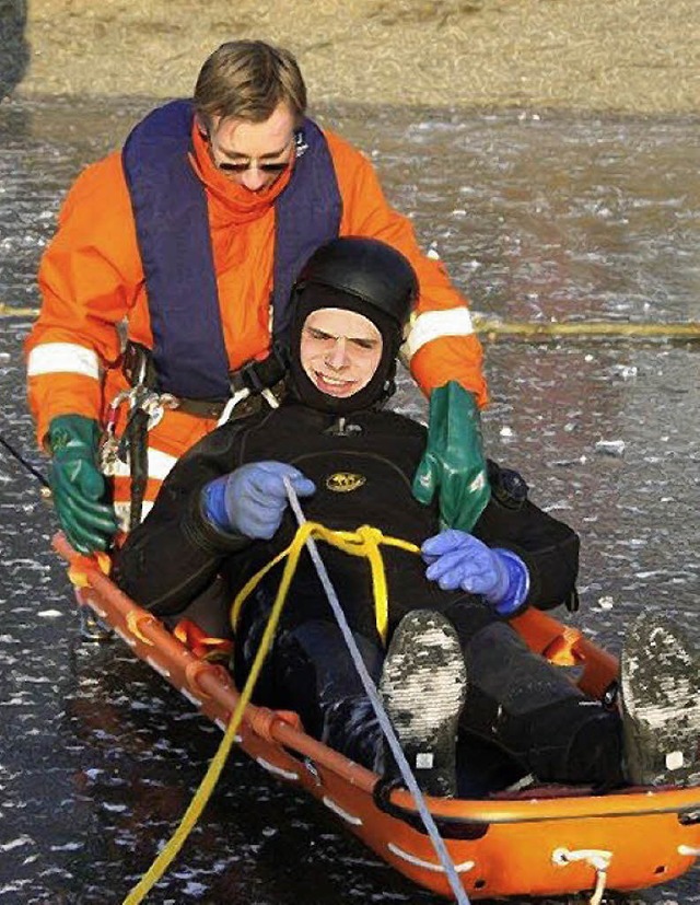 Geschafft: Der Mann, der ins Eis einge...ist, wird von der Feuerwehr gerettet.   | Foto: Privat