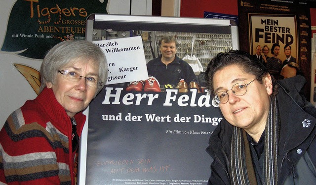 Christel Kauschwitz und Regisseur Hans Peter Karger mit Filmplakat  | Foto: Ute Schler