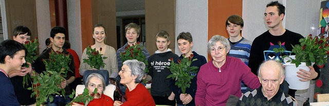 Mit Rosen erfreuten Mitglieder des Leo...hner des Pflegeheims Markgrflerland.   | Foto: Leo-Club