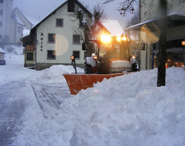 Die ersten greren Schneerumeinstze...neeverwehungen erschwerten die Arbeit.  | Foto: WOLFGANG ADAM