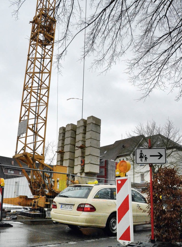 Fr rger sorgt der Kran auf der Groen Gass in Haltingen.   | Foto: Fillisch