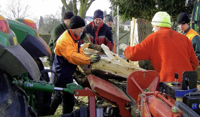 Ortsvorsteher Grsslin freute sich,  d...im Friedhof Mappach Folge leisteten.    | Foto: Eckard