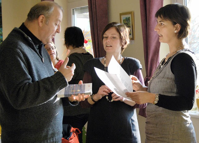 Im regen Gesprch beim Informationsfr... Ulrike Maunz und Ilona Fritz-Schild.   | Foto: Danielle Hirschberger