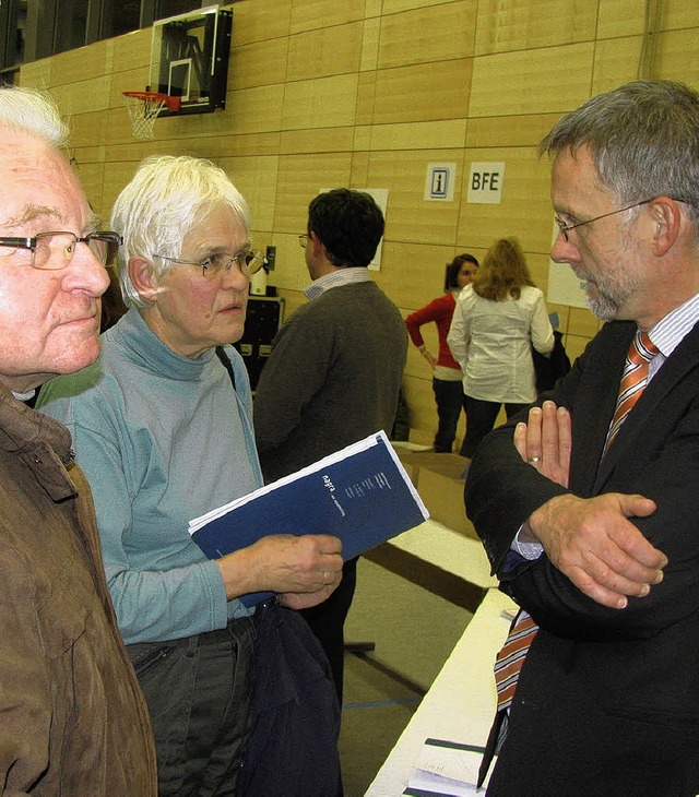 Im Gesprch mit den Experten sammelten  die Besucher weitere Informationen.   | Foto: Gottstein