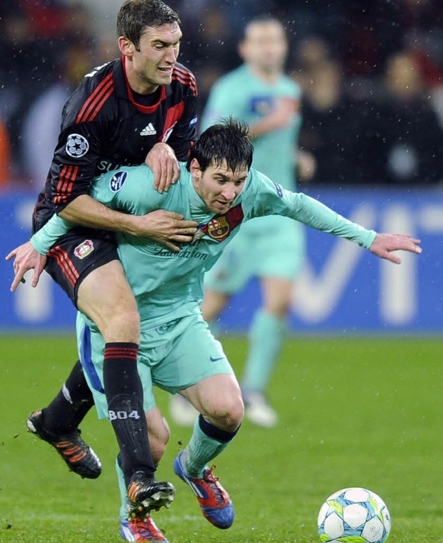 Stefan Reinartz (links) will den Ball,  Messi gibt ihn nicht her.  | Foto: dapd