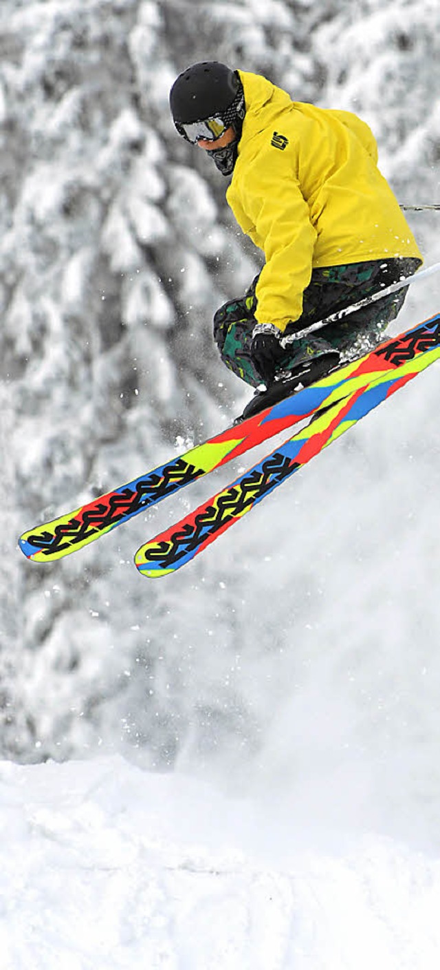Abgehoben: ein Skifahrer auf dem Feldberg.   | Foto: dpa