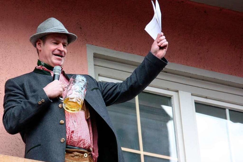 Bürgermeister Oliver Rein verteidigt im zünftigem bayrischen Outfit sein Hofbräuhaus. (Foto: Christine Aniol) Bürgermeister Oliver Rein verteidigt im zünftigem bayrischen Outfit sein Hofbräuhaus. (Foto: Christine Aniol)