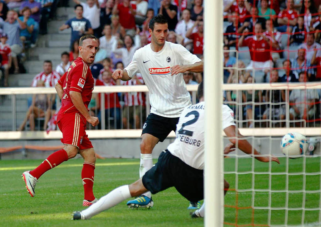 Franck Ribery (links) erzielt im Spiel am 10. September 2011 den Treffer zum 2:0.