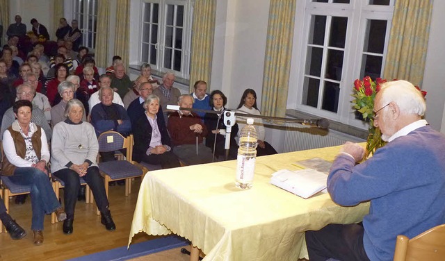 Dr. Fritz Kolb liest aus dem Buch &#82... im Burgundersaal in Knigschaffhausen  | Foto: Christa Hlter-Hassler