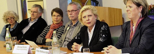 Die SPD-Bundespolitikerin Hilde Matthe...chts) und Experten des Pflegebereichs.  | Foto: Dagmar Barber
