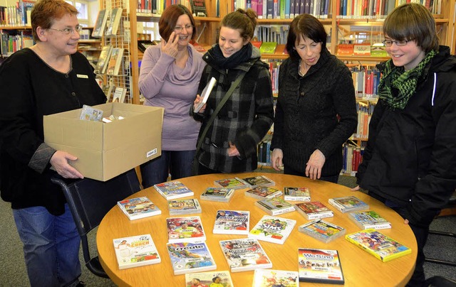 Zwei Kartons voller Konsolenspiele, b... Henninger (Zweite von rechts) dabei.   | Foto: Sylvia-Karine Jahn