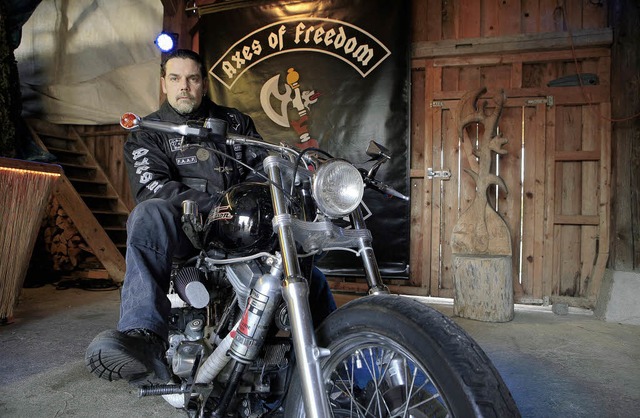 Peter Neumann auf seiner Harley in der &#8222;Hhle der xte&#8220;.   | Foto: Christoph Breithaupt