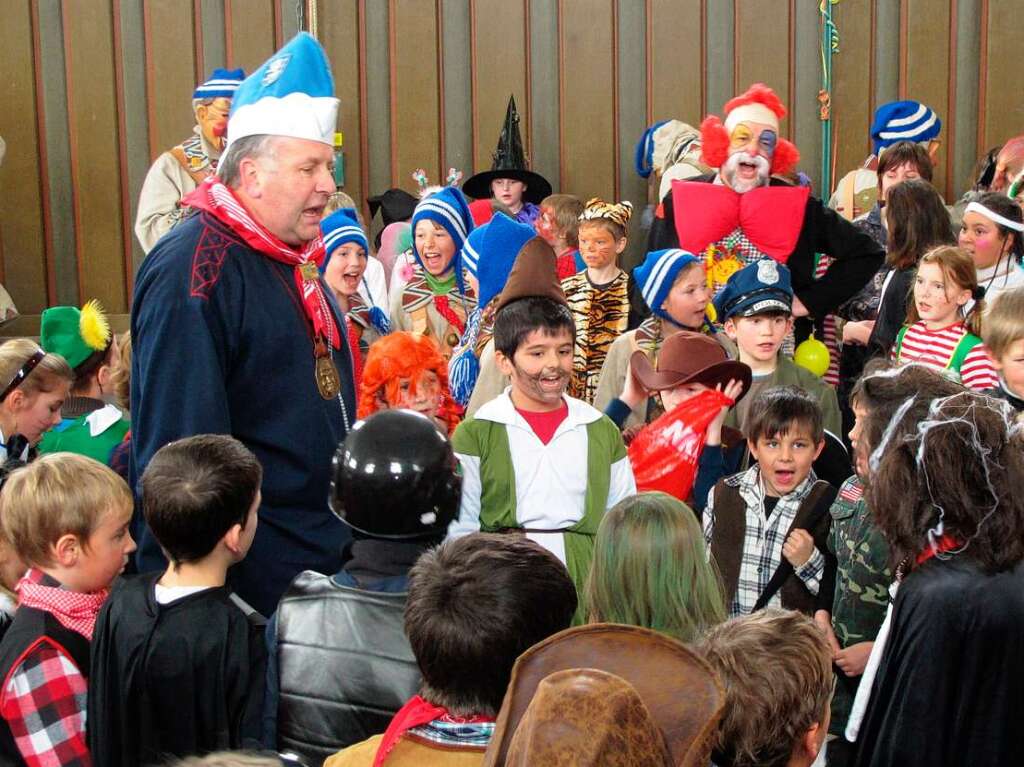 Narren befreien die Kinder in der Grundschule.