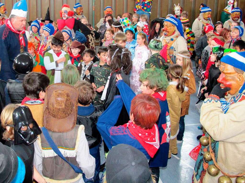 Narren befreien die Kinder in der Grundschule.