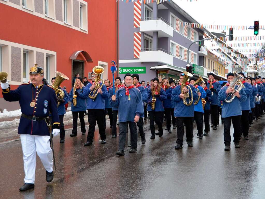 Immer mit dabei: Narrenpolizei und Narrenmusik.