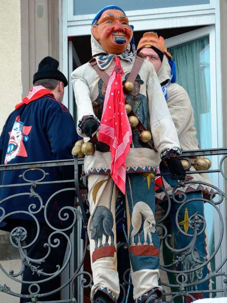 Der Pflumeschluckerhansele als Symbol der Fasnet auf dem Balkon der „Sonne“.