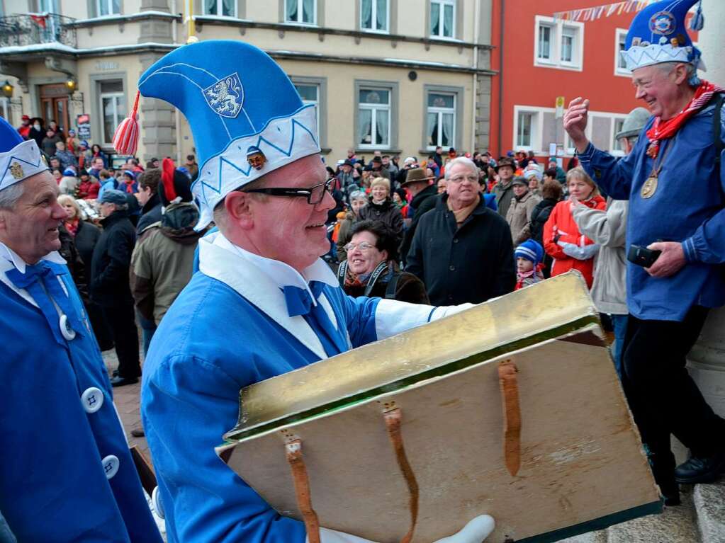 Narrenrat dringt ins Rathaus ein.