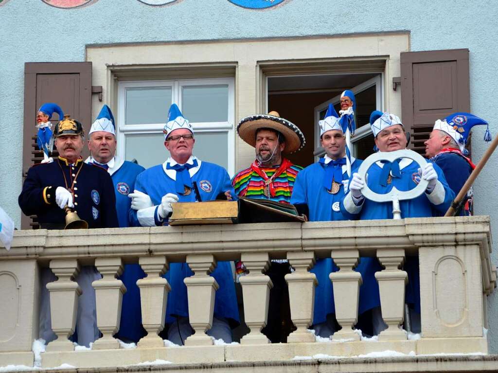 Vom Rathausbalkon wird die Fasnet ausgerufen.