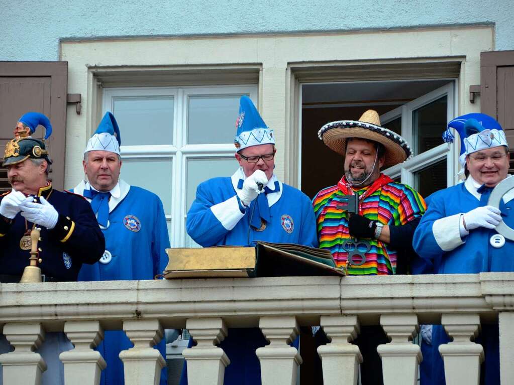 Vom Rathausbalkon wird die Fasnet ausgerufen.